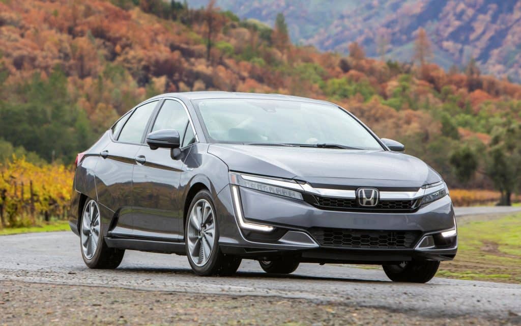 voiture electrique honda clarity sur la route l'automne