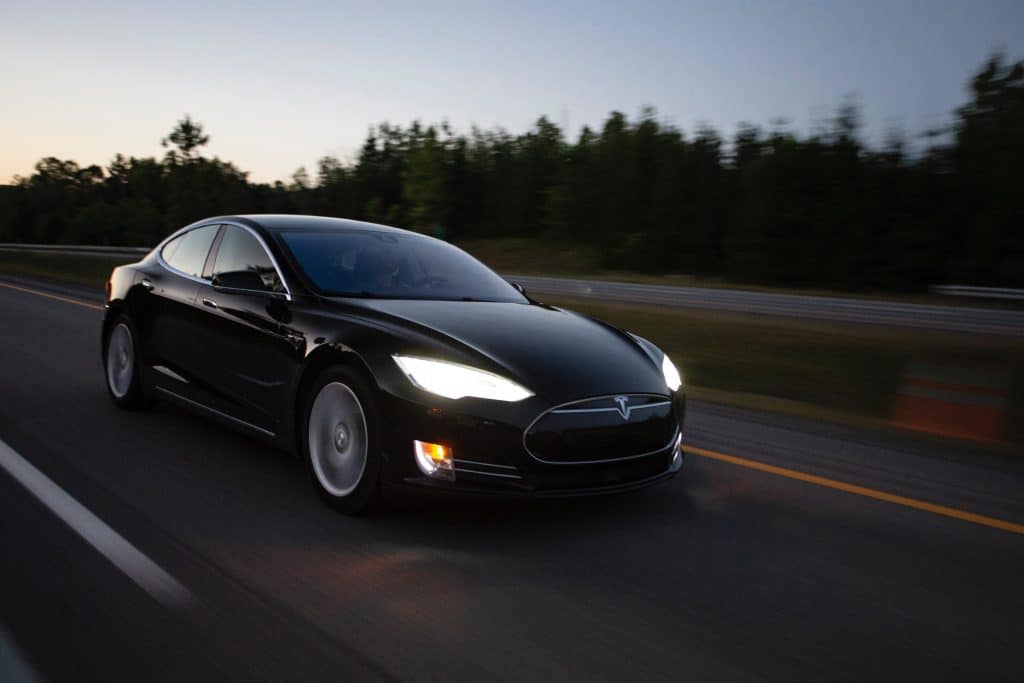 voiture electrique occasion tesla model sur la route